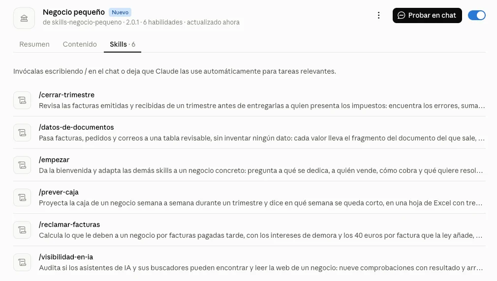 Página del plugin «Negocio pequeño» en la app de Claude, versión 2.0.1, con sus seis skills en lista: cerrar-trimestre, datos-de-documentos, empezar, prever-caja, reclamar-facturas y visibilidad-en-ia.